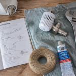 changer robinet thermostatique radiateur sur table bois avec outils