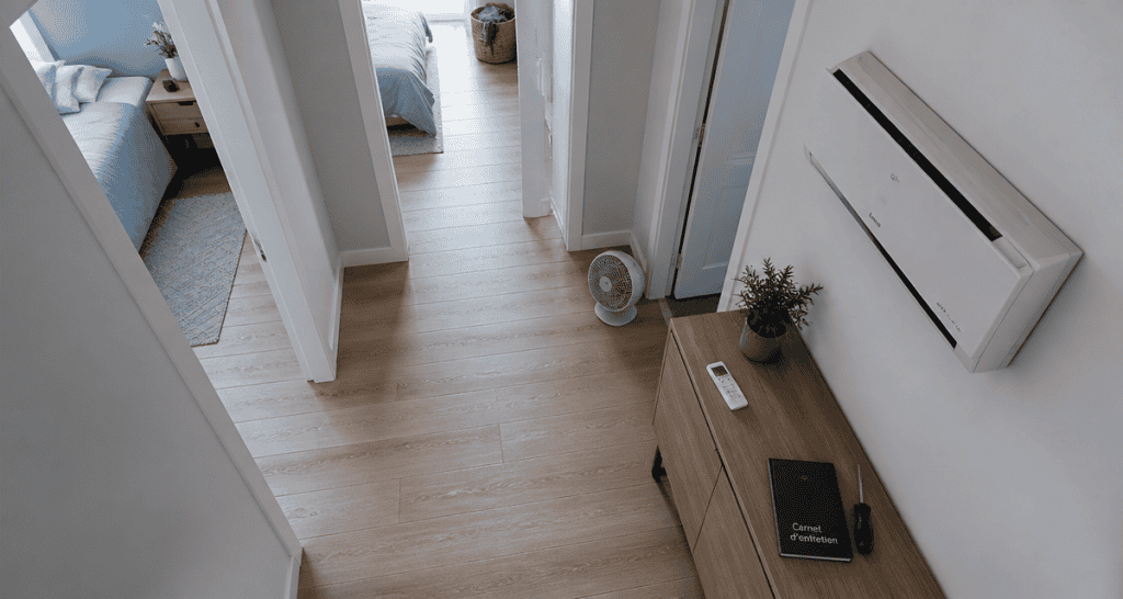 Clim dans couloir pour refroidir les chambres, vue d'ensemble moderne