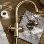 melangeur robinet cuisine laiton sur plan bois