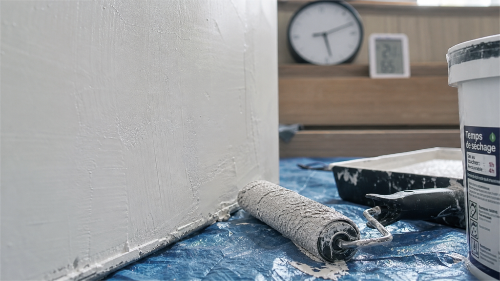 Combien de temps entre 2 couches de peinture : séchage, rouleau et mur pour éviter cloques