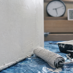 Combien de temps entre 2 couches de peinture : séchage, rouleau et mur pour éviter cloques