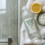 Enlever le calcaire sur les parois de douche avec méthodes naturelles