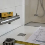 Hauteur mitigeur douche 110 cm : niveau à bulle sur installation