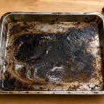 Nettoyer plaque four très sale avec bicarbonate, vinaigre et sel