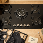 Plaque de cuisson gaz 5 feux facile à nettoyer : verre et grilles propres