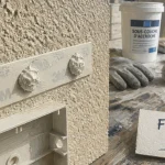 Que peut on coller sur du crépi : ruban double-face et mastic polymère, sans percer