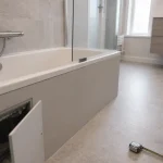 Baignoire de salle de bain droite moderne, pare-baignoire et robinetterie murale