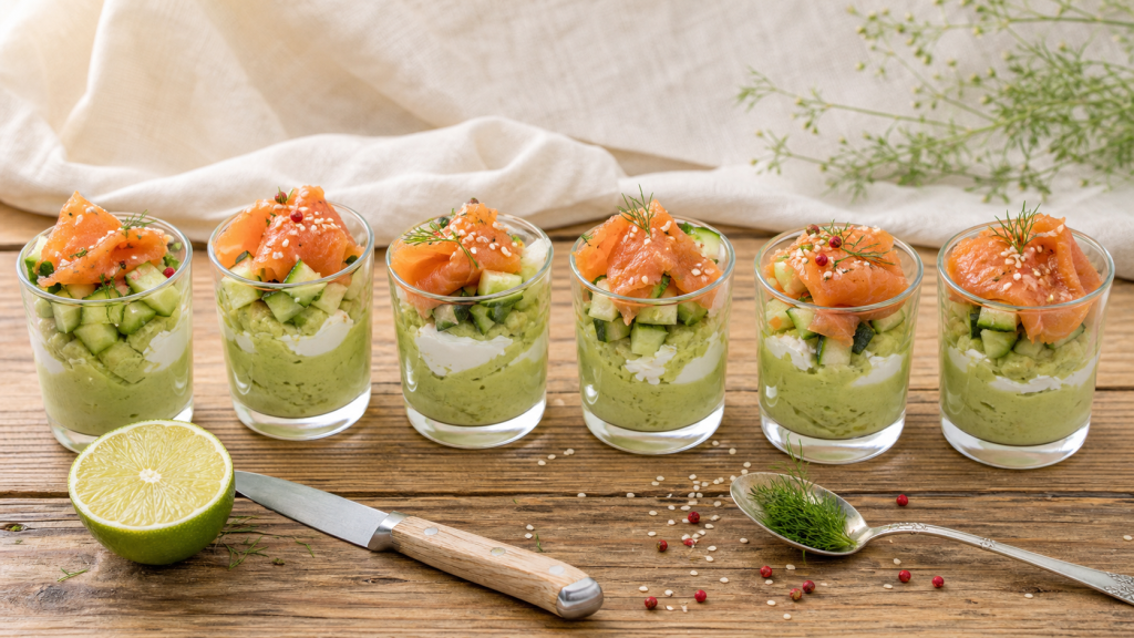 Entrées froides : verrines avocat, concombre et saumon fumé