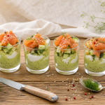 Entrées froides : verrines avocat, concombre et saumon fumé