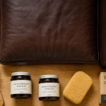 Entretien des canapés en cuir : nettoyage et soin avec microfibre, lait nourrissant et brosse