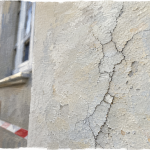 Micro fissure crépi extérieur sur façade, gros plan