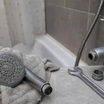 Pas de pression douche : pommeau démonté et calcaire sur flexible