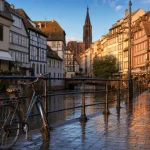Vélo près de la passerelle : passer un week end a Strasbourg, Petite France et cathédrale