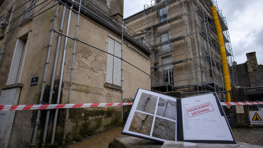 Ravalement de façade tous les combien : 10 ans, façade sur échafaudage