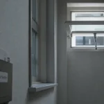 Système ouverture fenêtre en hauteur : fenêtre à soufflet ouverte