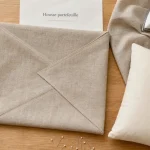 Tuto coussin portefeuille : housse portefeuille sans fermeture éclair, tissus beige et couture
