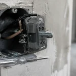 Branchement interrupteur simple legrand : phase L et retour 1 sur lampe