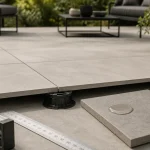 Carrelage terrasse moderne effet béton R11 antidérapant sur plots