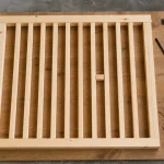 Fabriquer claustra bois : cadre en tasseaux de pin et barreaux en cours de fabrication
