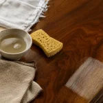 Nettoyer meuble en bois : savon noir, chiffon et eau tiède